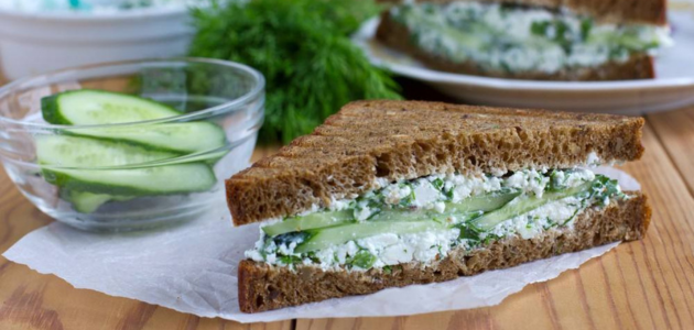 Cream cheese sandwich with green mint and cucumber سندويش الجبنة الكريم مع النعنع الأخضر والخيار