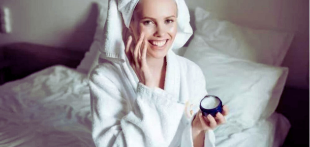 فوائد العناية بالبشرة قبل النوم